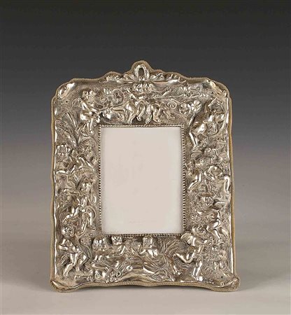 Cornice rettangolare in argento interamente sbalzato a motivo di putti e...