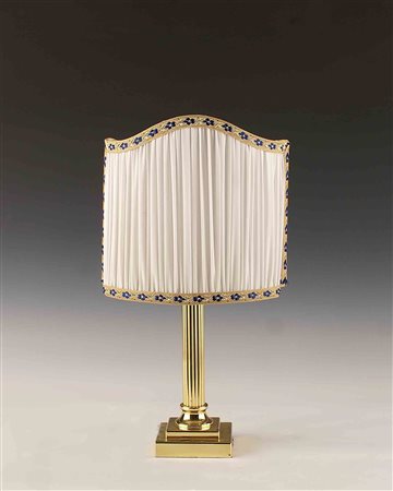 Lampada in metallo dorato completa di paralume, h. cm. 45.