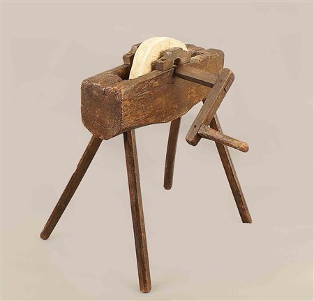 Antica mola ad acqua da arrotino in legno, cm. 53x45x42.