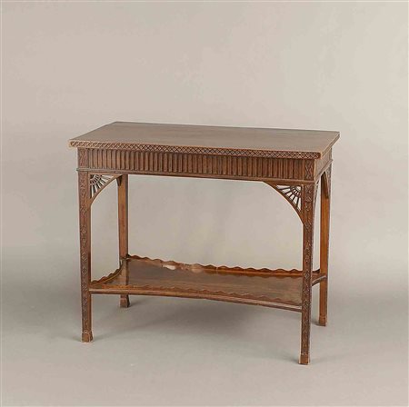 Tavolo in mogano, piano rettangolare con fascia sottostante intagliata e...