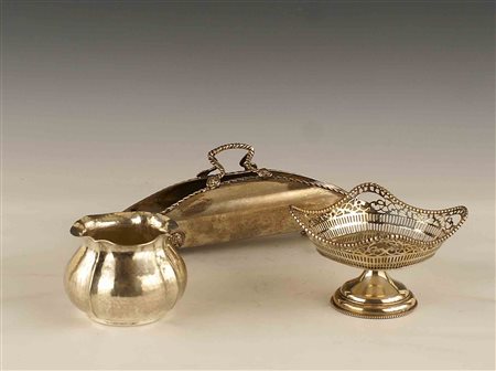 Lotto composto da tre oggetti in argento, fogge e misure diverse, gr. 587...