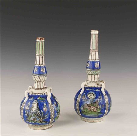 Coppia di bottiglie in porcellana policroma decorata con figure, India,...