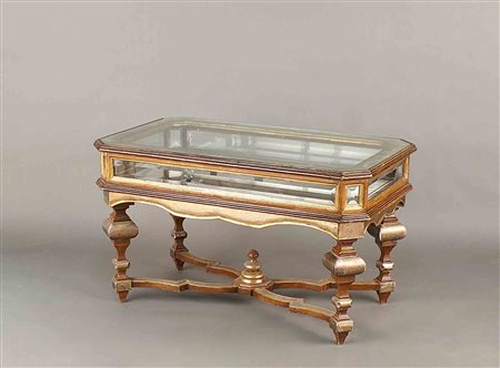 Tavolino basso a bacheca in legno laccato e parzialmente dorato, piano...