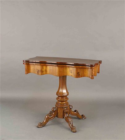 Tavolo da gioco in noce, piano sagomato apribile poggiante su base a...