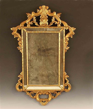 Specchiera rettangolare con cornice e cimasa in legno dorato e scolpito a...