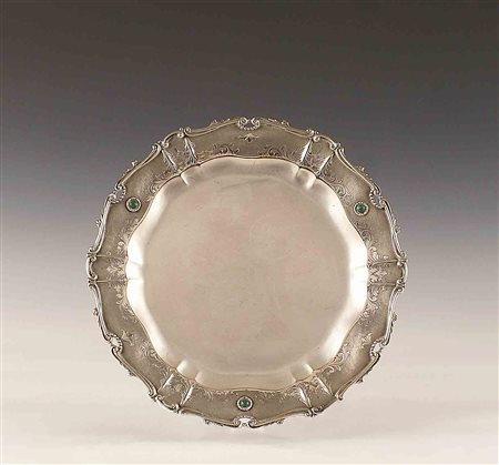 Piatto in argento, bordo inciso e smerlato con incastonate tre pietre dure,...