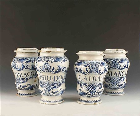 Quattro vasi da farmacia in maiolica a fondo bianco dipinta nella tonalità...