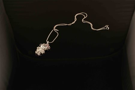 Pendente "Hello Kitty", in oro bianco 18kt con incastonati diamanti taglio...