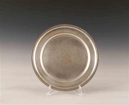 Vassoio circolare in argento con profilo godronato, d. cm. 33, gr. 600.