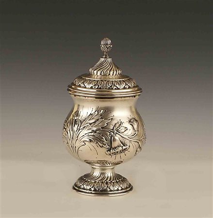 Cachepot in argento sbalzato ed inciso a motivo floreale, gr. 482, h. cm. 25.