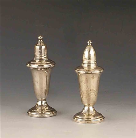 Coppia di salierine in argento, Stati Uniti, primi anni del XX secolo, h. cm....