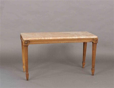 Tavolino basso in noce, piano rettangolare in marmo rosa poggiante su gambe...