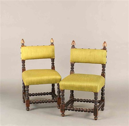 Coppia di sedie basse in noce con schienale e seduta rivestiti in tessuto,...