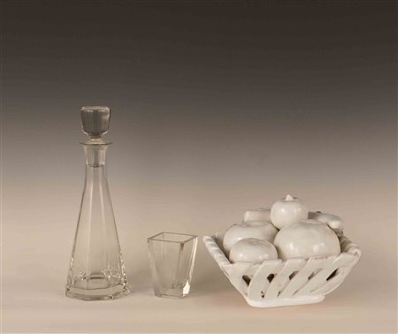 Lotto composto da un centrotavola in porcellana bianca, una bottiglia con...