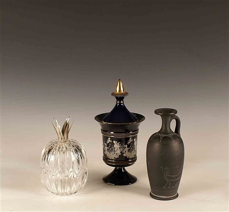 Lotto composto da tre oggetti, fogge, materiali e misure diverse.