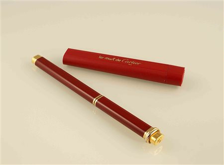 Penna stilo Must de Cartier in resina laccata bordeau, finiture in oro giallo...
