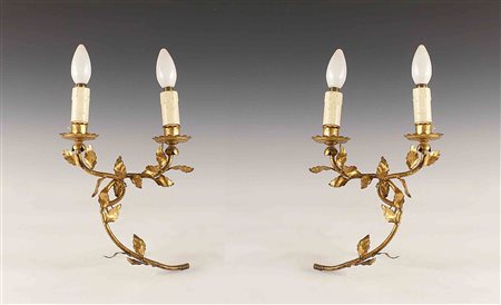 Coppia di appliques a due luci in ferro battuto e dorato, vecchia...