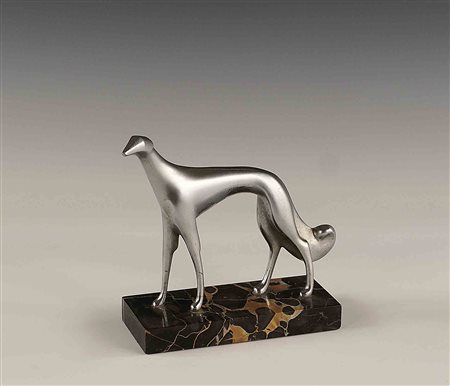 Scultura Decò raffigurante levriero in metallo poggiante su base rettangolare...