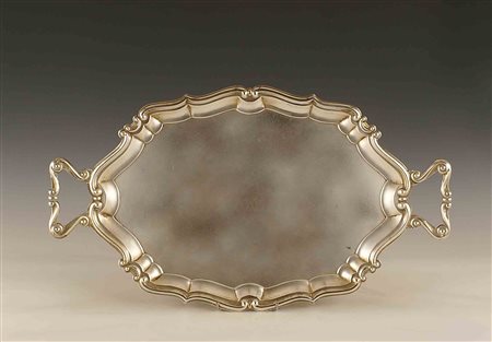 Vassoio ovale in metallo a due manici con profilo smerlato, cm. 54x31.
