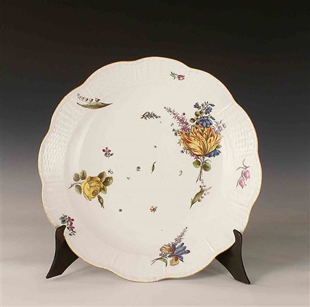 Grande piatto in porcellana dipinta a policromia e decorata a motivo...