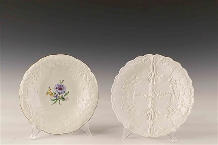 Lotto composto da un piatto in porcellana bianca e un piatto fondo in...