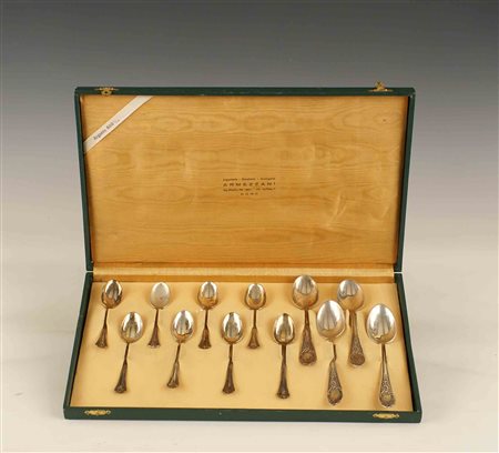 Dodici cucchiaini in argento di fogge diverse, entro astuccio, gr. 230.