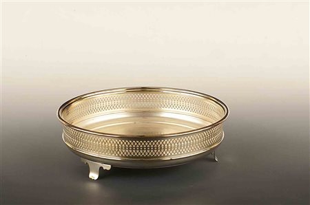 Cestino in argento con profilo traforato, poggiante su tre piedini, gr. 200.