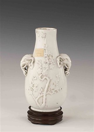 Piccolo vaso in porcellana bianca di Cina, con anse a testa di elefante,...