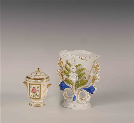 Lotto composto da due oggetti in porcellana, fogge, manifatture e misure...