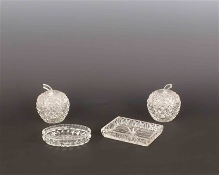 Lotto composto da quattro oggetti in cristallo molato, fogge e misure diverse.