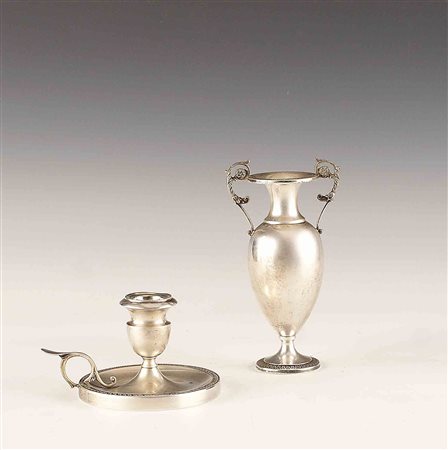 Lotto composto da una bugia ed un vasetto entrambi in argento, gr. 234...