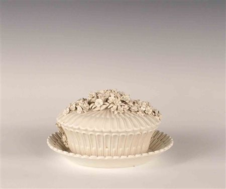 Piccola zuppiera in ceramica smaltata con relativo coperchio e piatto ovale,...