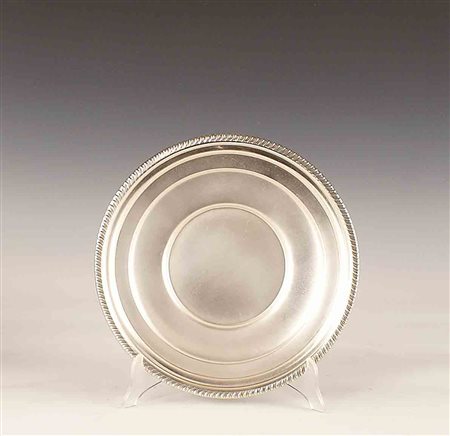 Piatto in argento di forma circolare con profilo godronato, Stati Uniti, fine...