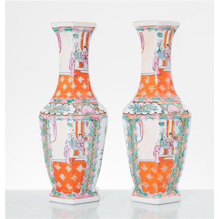 MANIFATTURA ORIENTALE DEL XX SECOLO, Coppia di vasi