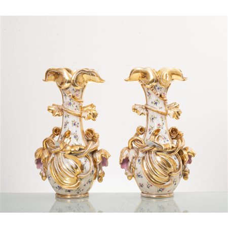 MANIFATTURA FRANCESE DEL XIX SECOLO, Coppia di vasi