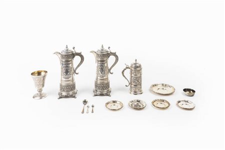 LOTTO DI TREDICI OGGETTI IN ARGENTO