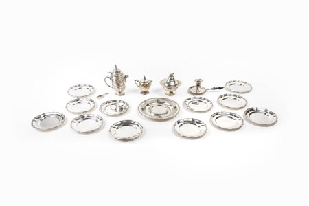 LOTTO DI SEDICI OGGETTI IN ARGENTO