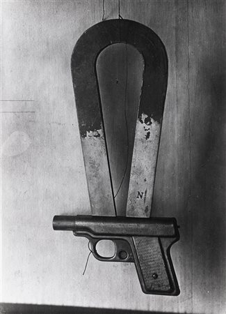 Man Ray 1890-1976, Compass