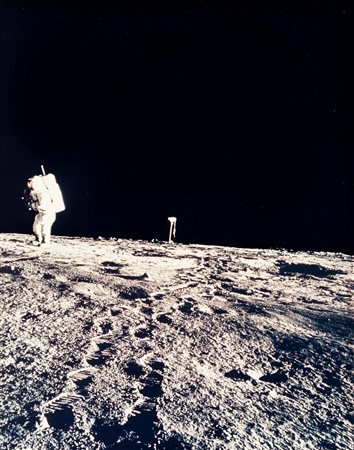 Charles Pete Conrad 1930-1999, Alan Bean fotografa la pedana del LM con la telecamera sullo sfondo