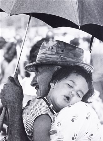 Osvaldo Salas 1914-1992, Abuelo con paraguas