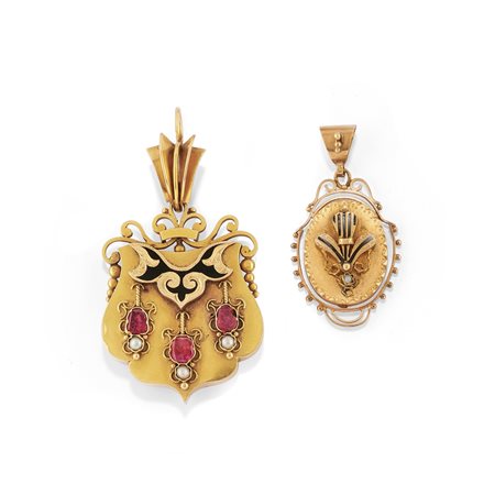 Due pendenti vittoriani 