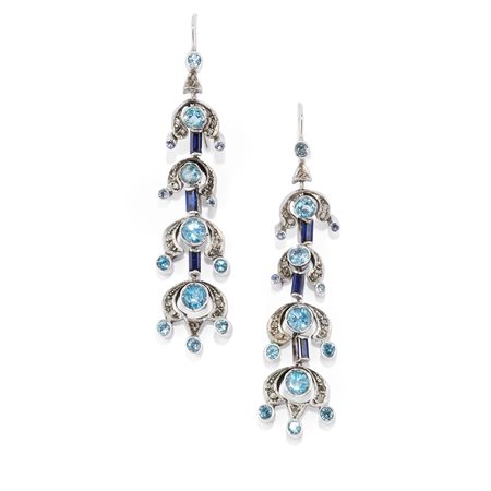 Orecchini pendenti con pietre azzurre