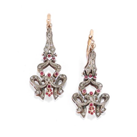 Orecchini pendenti con rubini