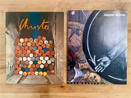 CHRISTO E JASPER JOHNS - Lotto unico di 2 cataloghi