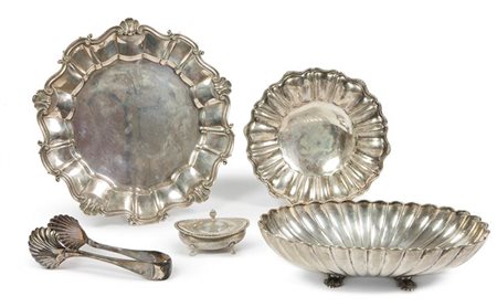 LOTTO DI CINQUE OGGETTI IN ARGENTO Peso complessivo gr. 2.150 Una zuccheriera...