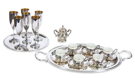 LOTTO DI VENTUN OGGETTI IN ARGENTO Peso netto gr 2615 Composto da: un vassoio...