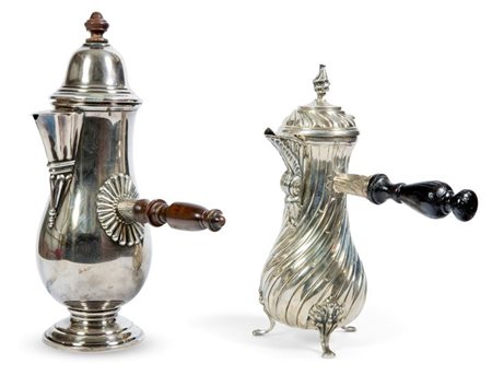 LOTTO COMPOSTO DA DUE ARGENTI Peso complessivo gr 1315 Una caffettiera in...