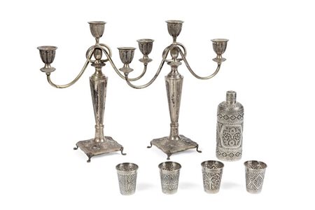 LOTTO DI SETTE OGGETTI IN ARGENTO Peso complessivo gr 2110 Composto da: - una...