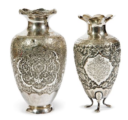LOTTO DI DUE VASI IN ARGENTO Peso gr 800 Persia; uno poggiante su tre...