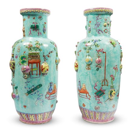 COPPIA DI VASI CINESI Entrambi h. cm 63 XX secolo, in porcellana, a fondo...